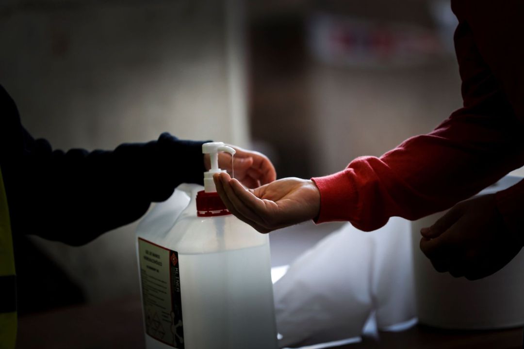 Mascarillas, geles, restricciones de aforo y demás medidas de prevención ante el covid-19 marcan una jornada electoral atípica en Euskadi, que acude este domingo a las urnas con un repunte de contagios en la última semana relacionado principalmente con el brote de esta localidad guipuzcoana, en la que se extreman las medidas de seguridad para votar. Mascarillas, geles, restricciones de aforo y demás medidas de prevención ante el covid-19 marcan una jornada electoral atípica en Euskadi, que acude este domingo a las urnas con un repunte de contagios en la última semana relacionado principalmente con el brote de esta localidad guipuzcoana, en la que se extreman las medidas de seguridad para votar.