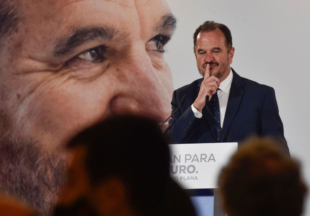 El candidato a lehendakari de PP+Cs, Carlos Iturgaiz, durante su comparecencia esta noche electoral ante los medios de comunicación para hacer un balance de los resultados de las elecciones vascas tras seguir el escrutinio en un hotel de Bilbao. El candidato a lehendakari de PP+Cs, Carlos Iturgaiz, durante su comparecencia esta noche electoral ante los medios de comunicación para hacer un balance de los resultados de las elecciones vascas tras seguir el escrutinio en un hotel de Bilbao.