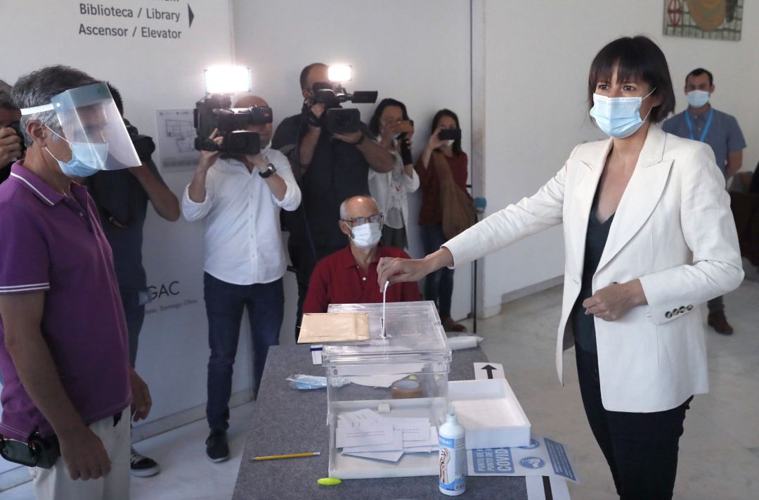 La candidata del BNG a la presidencia de la Xunta, Ana Pontón, ejerce su derecho al voto en un colegio electoral de Santiago de Compostela La candidata del BNG a la presidencia de la Xunta, Ana Pontón, ejerce su derecho al voto en un colegio electoral de Santiago de Compostela