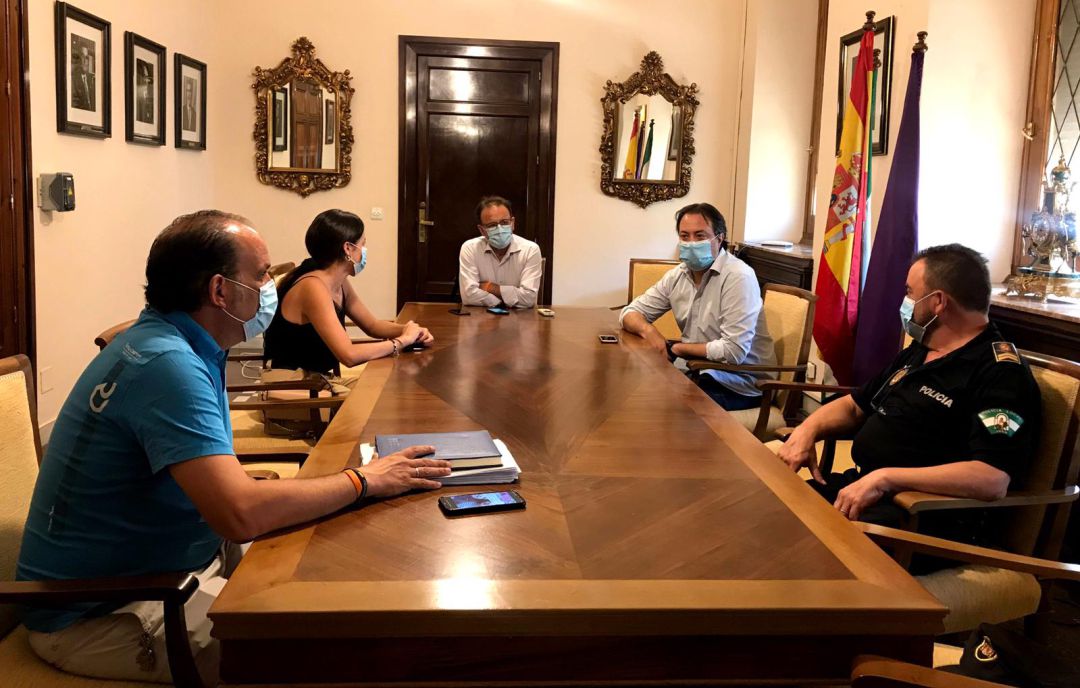 El consistorio jiennense mantuvo una reunión con policía local de cara a encontrar los alojamientos turísticos ilegales en la capital El consistorio jiennense mantuvo una reunión con policía local de cara a encontrar los alojamientos turísticos ilegales en la capital