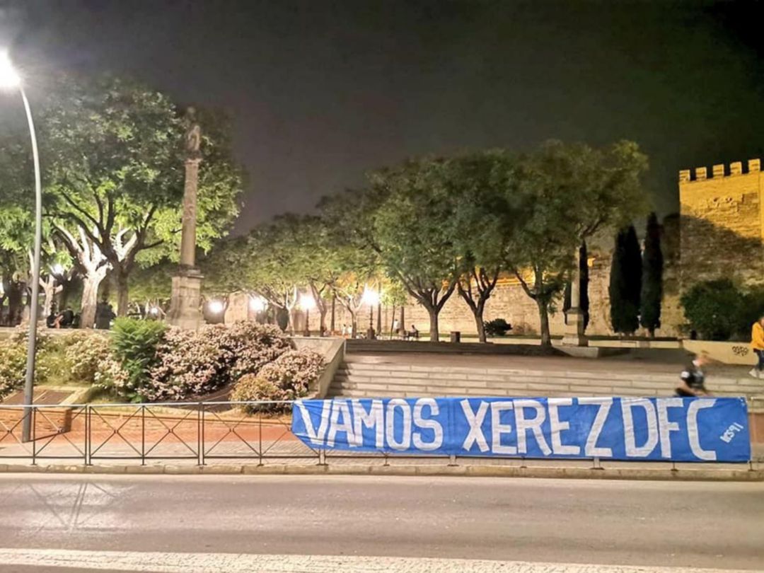 Pancarta de apoyo a Xerez DFC en la Alameda Vieja Pancarta de apoyo a Xerez DFC en la Alameda Vieja