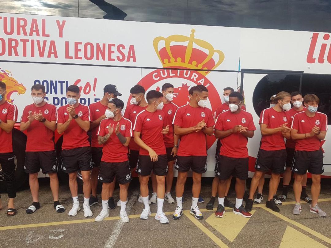 La plantilla de la Cultural agradeció el apoyo de sus hinchas en la despedida La plantilla de la Cultural agradeció el apoyo de sus hinchas en la despedida