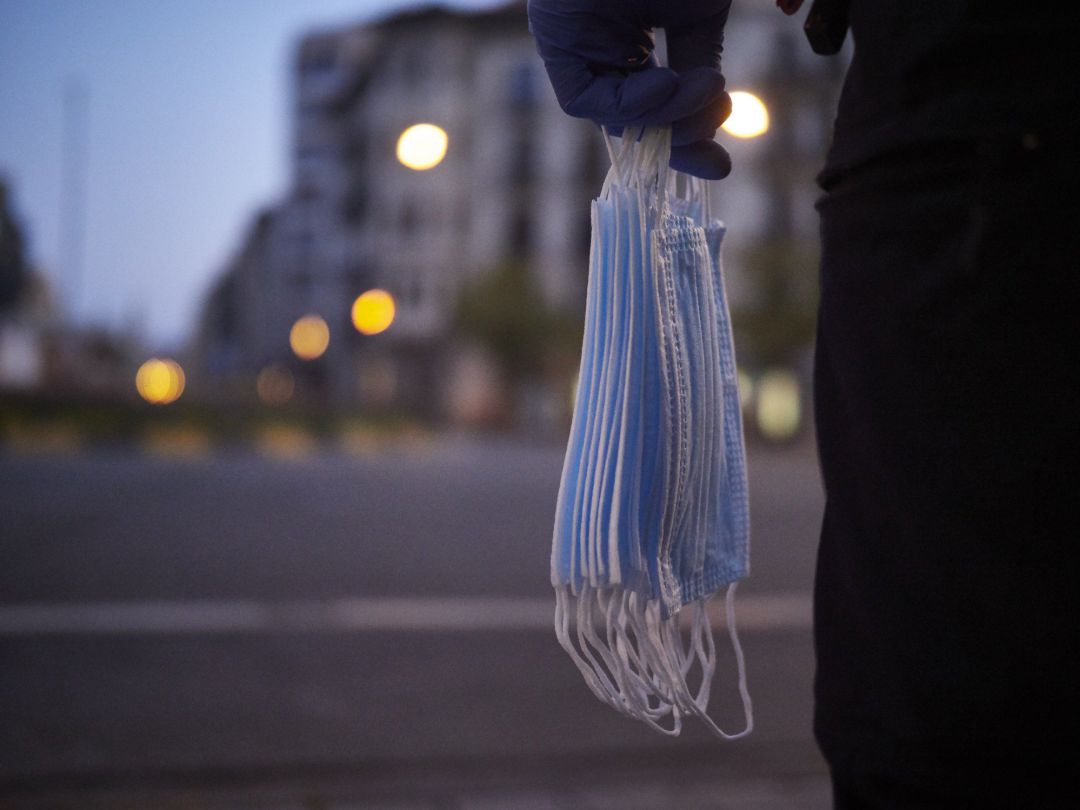 Un policía nacional se prepara para entregar mascarillas a los pasajeros de transporte público urbano de Pamplona el 14 de abril de 2020. Un policía nacional se prepara para entregar mascarillas a los pasajeros de transporte público urbano de Pamplona el 14 de abril de 2020.