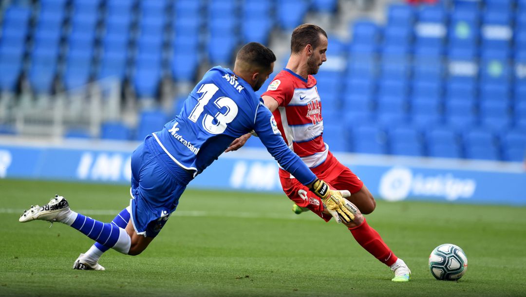 Soldado marca el polémico segundo gol del Granada Soldado marca el polémico segundo gol del Granada