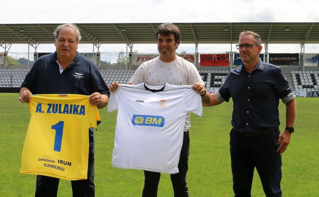 Aitor Zulaika posa entre el presidente, Ricardo Garcia; y el director de fútbol, Gorka Etxeberria Aitor Zulaika posa entre el presidente, Ricardo Garcia; y el director de fútbol, Gorka Etxeberria