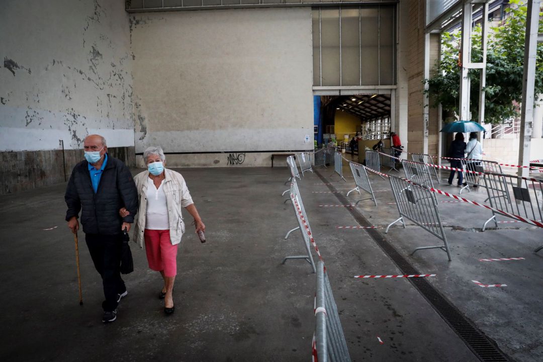 Una pareja de vecinos de Ordizia tras ejercer su derecho al voto este domingo. Una pareja de vecinos de Ordizia tras ejercer su derecho al voto este domingo.