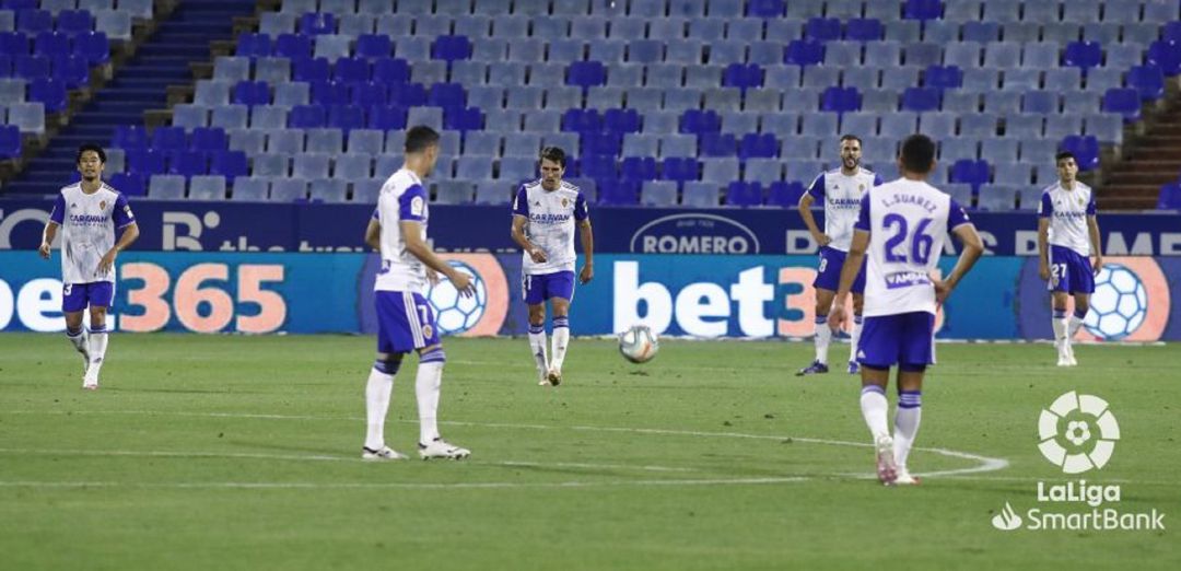 Los jugadores del Real Zaragoza derrotados tras encajar el cuarto gol del Real Oviedo Los jugadores del Real Zaragoza derrotados tras encajar el cuarto gol del Real Oviedo