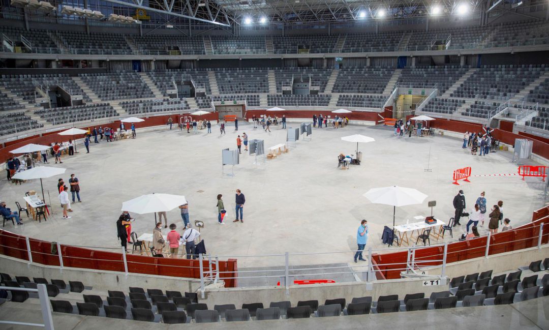 Colegio electoral en el Iradier Arena de Vitoria Colegio electoral en el Iradier Arena de Vitoria