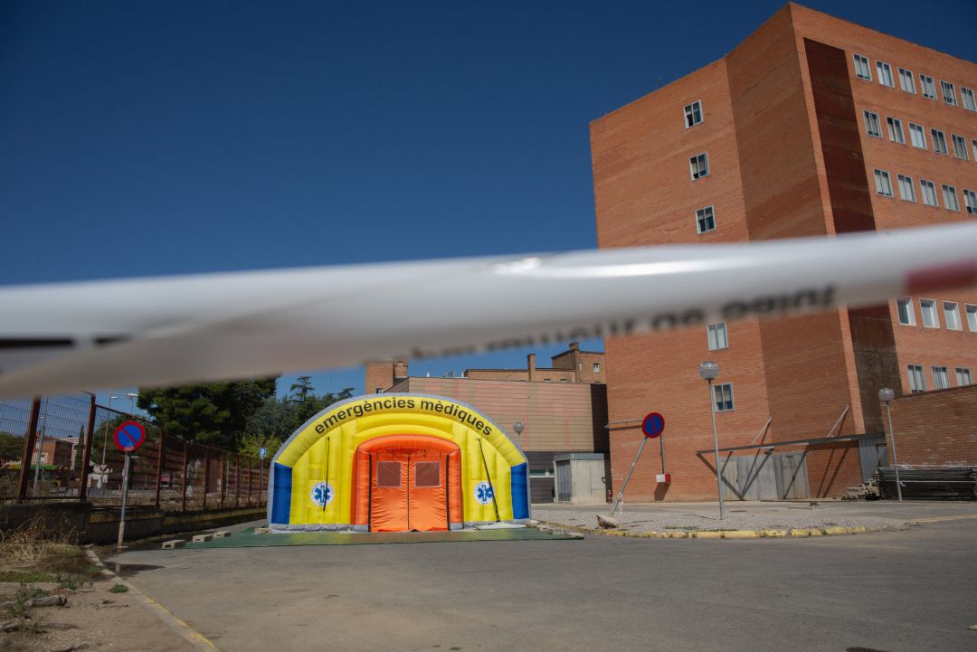 Hospital de campaña para atender a enfermos de coronavirus junto al Hospital Universitario Arnau de Vilanova de Lleida. Hospital de campaña para atender a enfermos de coronavirus junto al Hospital Universitario Arnau de Vilanova de Lleida.