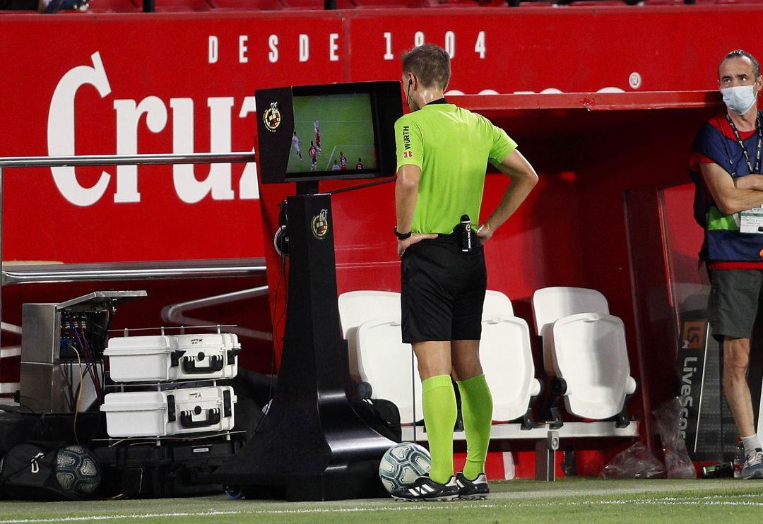 Cordero Vega consulta el VAR durante el Sevilla - Mallorca. Cordero Vega consulta el VAR durante el Sevilla - Mallorca.