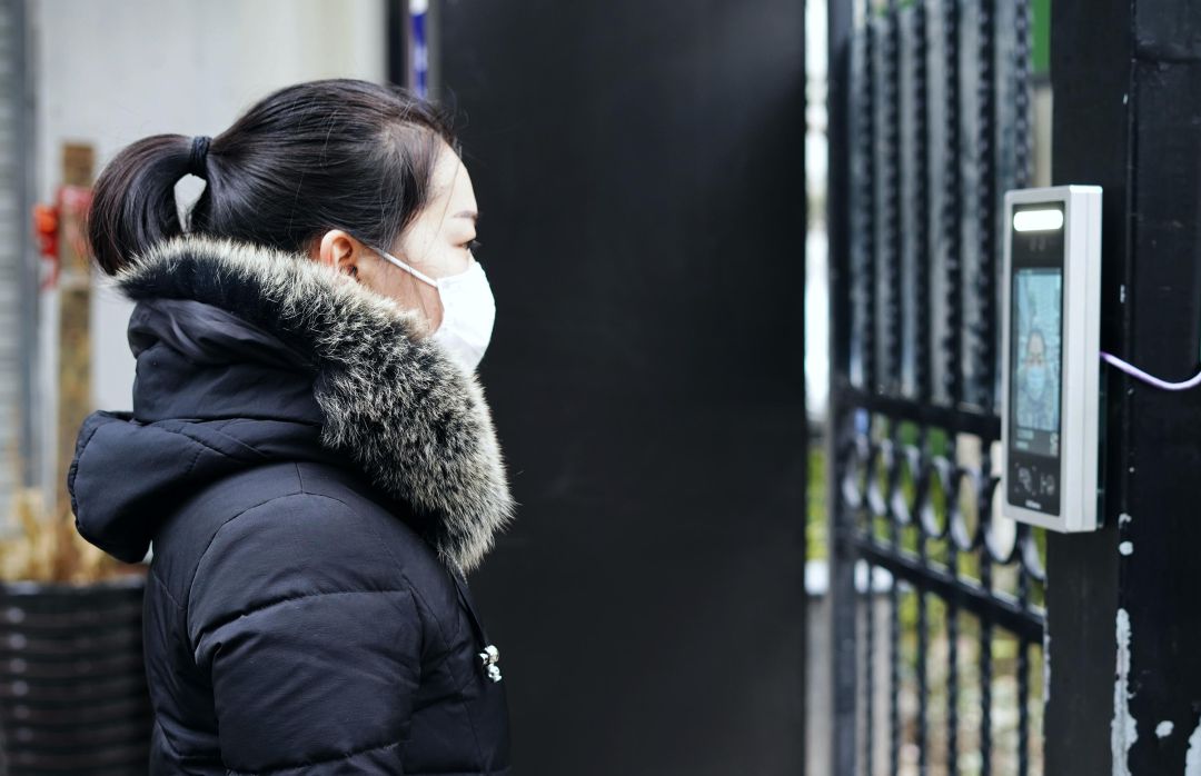 Una mujer con mascarilla usa un sistema de reconocimiento facial para acceder a una residencia en Hangzhou, China. Una mujer con mascarilla usa un sistema de reconocimiento facial para acceder a una residencia en Hangzhou, China.