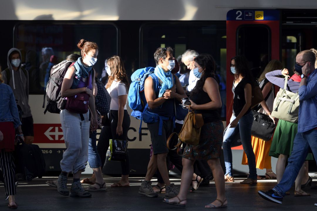 Varios pasajeros de un tren llevan mascarilla en la estación de Lausanne, en Suiza Varios pasajeros de un tren llevan mascarilla en la estación de Lausanne, en Suiza