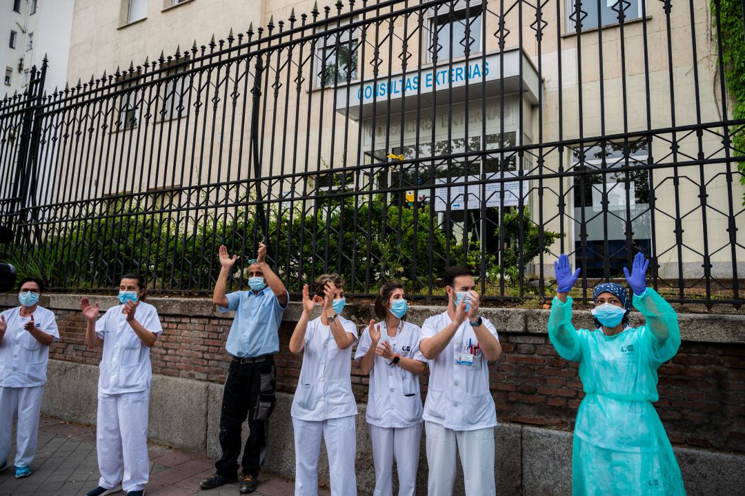 Sanitarios aplauden a las puertas de un hospital Sanitarios aplauden a las puertas de un hospital