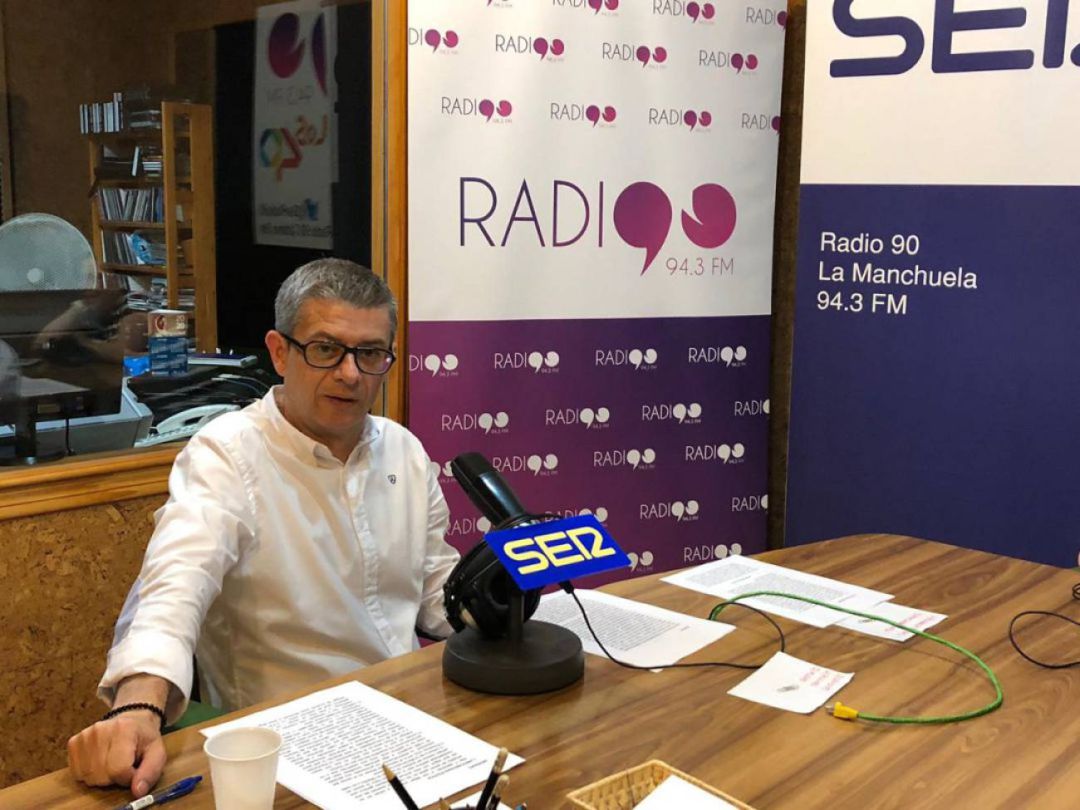 Foto de archivo de Pedro Javier Tendero en los micrófonos de Radio 90 Foto de archivo de Pedro Javier Tendero en los micrófonos de Radio 90