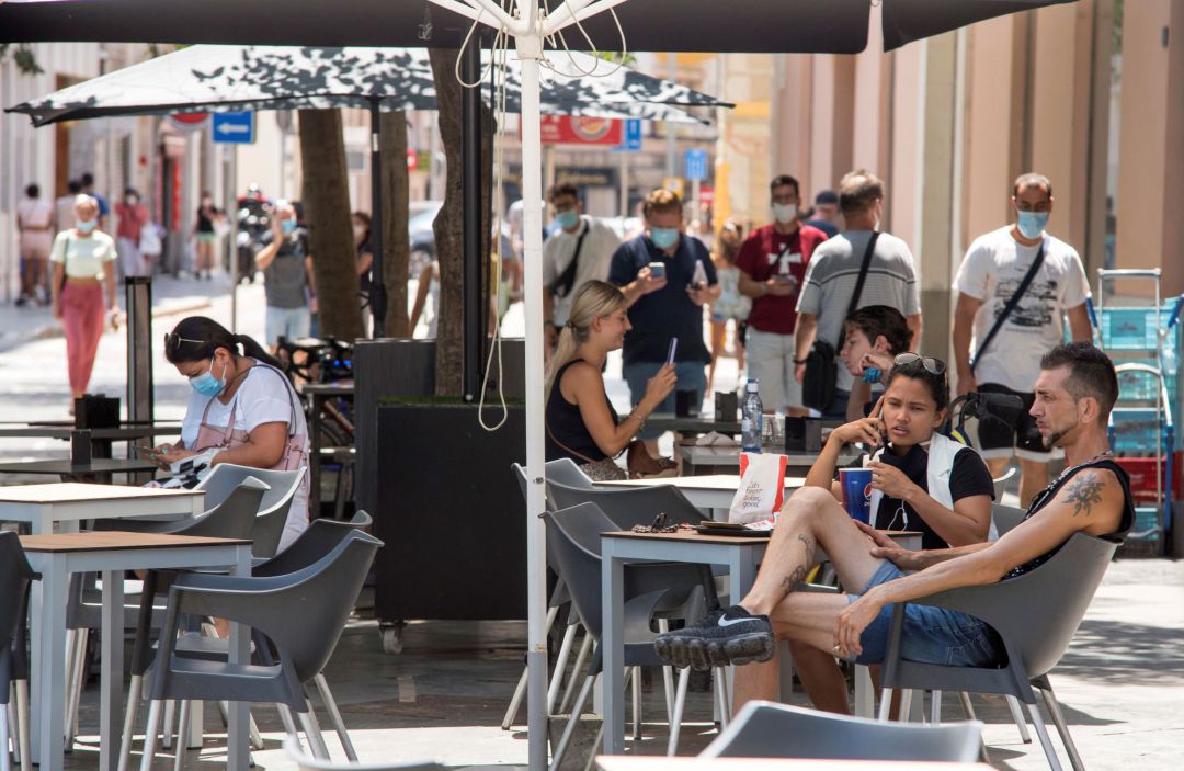 Jóvenes en una terraza Jóvenes en una terraza