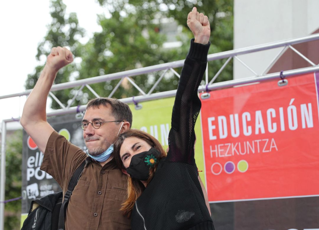 Miren Gorrotxategi, (d) candidata a lehendakari de Elkarrekin Podemos-IU, junto al cofundador de Podemos Juan Carlos Monedero, en el barrio bilbaíno de Rekalde en el acto cierre de campaña Miren Gorrotxategi, (d) candidata a lehendakari de Elkarrekin Podemos-IU, junto al cofundador de Podemos Juan Carlos Monedero, en el barrio bilbaíno de Rekalde en el acto cierre de campaña