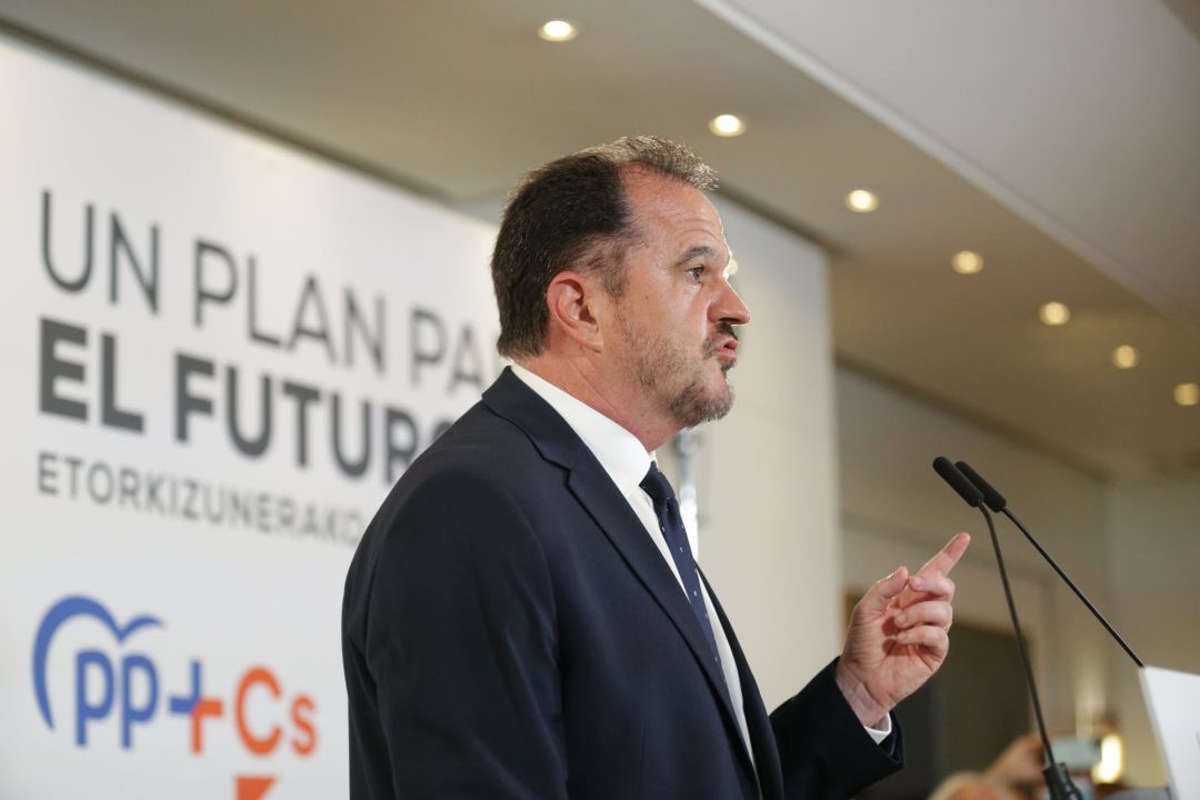 El candidato a lehendakari por la coalición Partido Popular y Ciudadanos, Carlos Iturgaiz, valora los resultados obtenidos por su formación durante la noche electoral del 12J en la sede del partido, donde se ha seguido el escrutinio de las elecciones vascas, en Bilbao, Vizcaya, País Vasco (España) a 12 de julio de 2020 El candidato a lehendakari por la coalición Partido Popular y Ciudadanos, Carlos Iturgaiz, valora los resultados obtenidos por su formación durante la noche electoral del 12J en la sede del partido, donde se ha seguido el escrutinio de las elecciones vascas, en Bilbao, Vizcaya, País Vasco (España) a 12 de julio de 2020