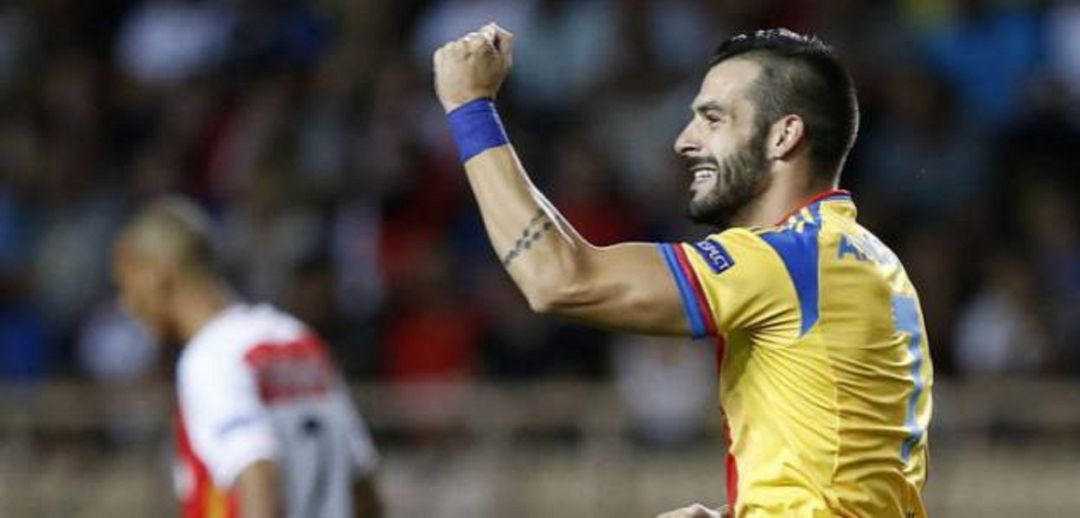 Negredo celebra un gol vestido de amarillo. Negredo celebra un gol vestido de amarillo.