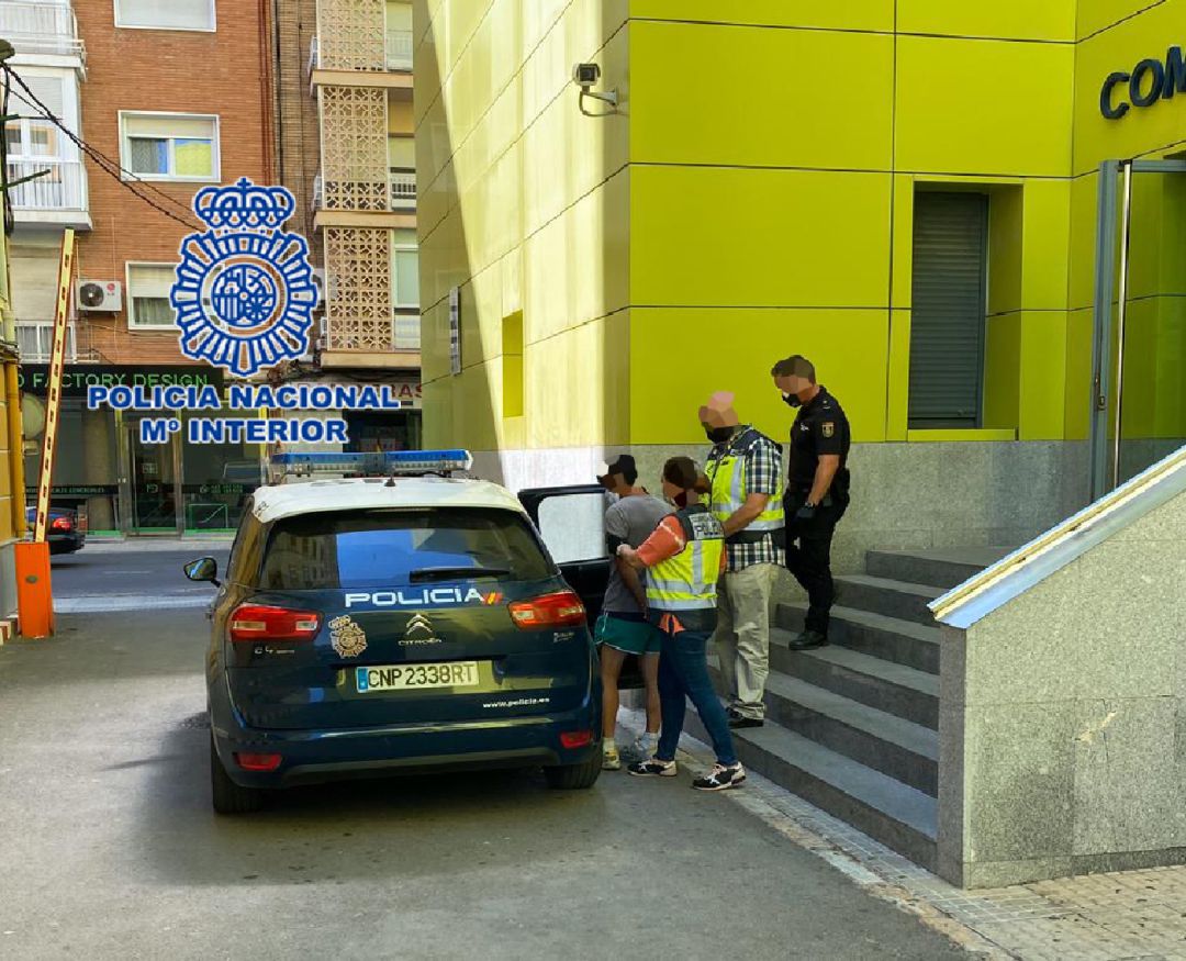 El detenido sale escoltado de la comisaría de Cartagena El detenido sale escoltado de la comisaría de Cartagena