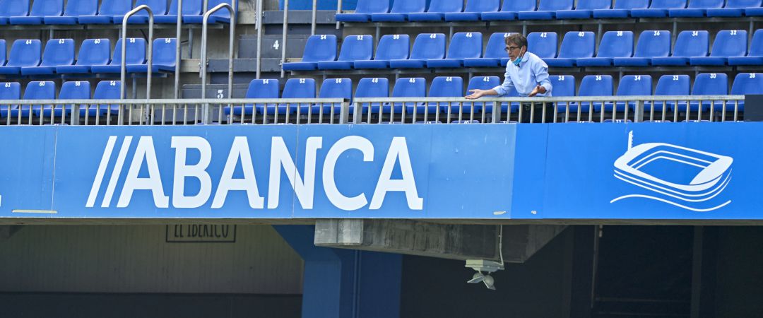 Vázquez da instrucciones a los suyos desde la grada, en el Deportivo - Extremadura Vázquez da instrucciones a los suyos desde la grada, en el Deportivo - Extremadura