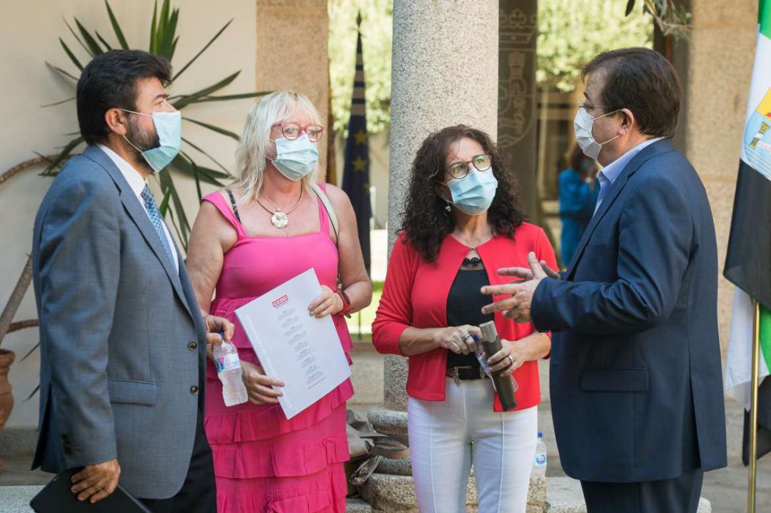 El presidente de la Junta de Extremadura charlando con los agentes sociales El presidente de la Junta de Extremadura charlando con los agentes sociales