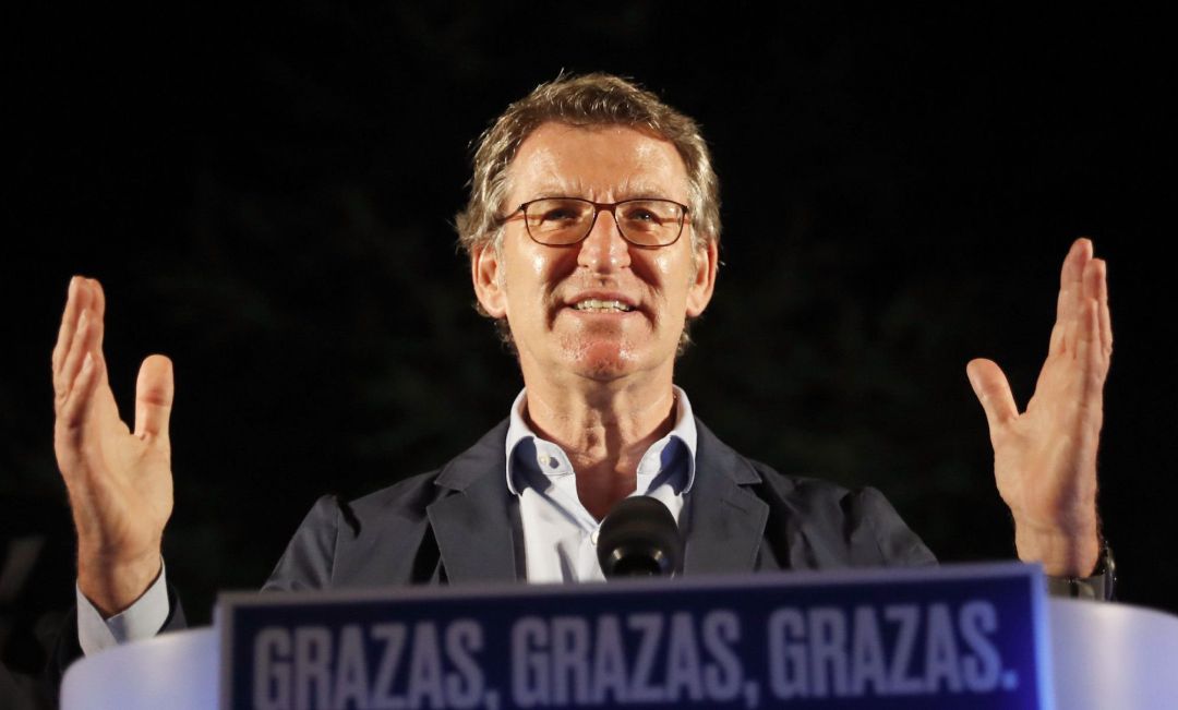 El presidente de la Xunta, Alberto Núñez Feijóo, tras revalidar su cuarta mayoría absoluta, esta noche en un hotel de Santiago de Compostela. El presidente de la Xunta, Alberto Núñez Feijóo, tras revalidar su cuarta mayoría absoluta, esta noche en un hotel de Santiago de Compostela.