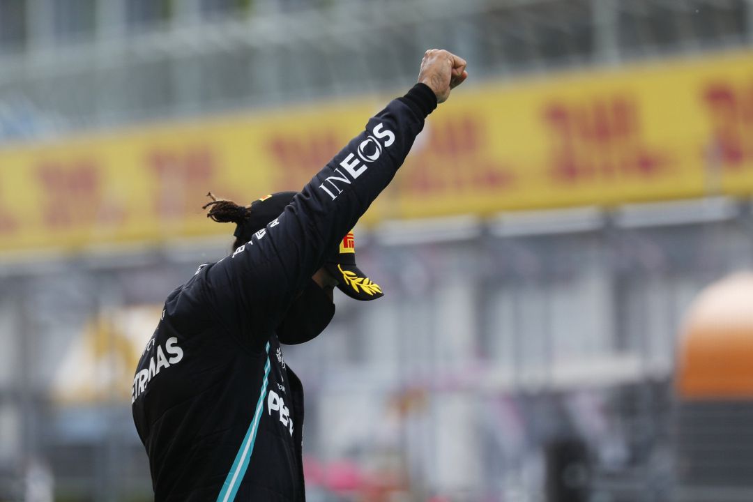 Hamilton celebrando la victoria este domingo Hamilton celebrando la victoria este domingo