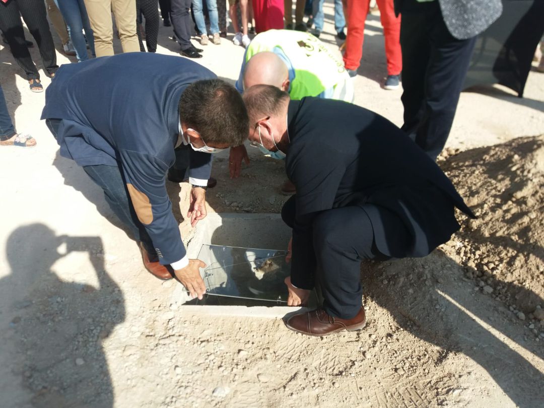 Momento en el que el presidente de la Diputación Provincial de Jaén, Francisco Reyes, izquierda, y el alcalde de Bedmar, Pablo Ruiz, introducen la urna en el hueco habilitado, acompañados por un trabajador de la empresa constructora Momento en el que el presidente de la Diputación Provincial de Jaén, Francisco Reyes, izquierda, y el alcalde de Bedmar, Pablo Ruiz, introducen la urna en el hueco habilitado, acompañados por un trabajador de la empresa constructora