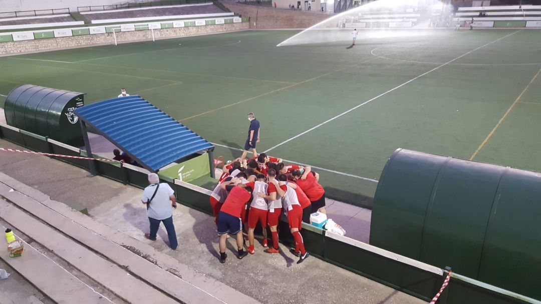 La plantilla del Jódar CF hacen la piña antes de comenzar el partido La plantilla del Jódar CF hacen la piña antes de comenzar el partido