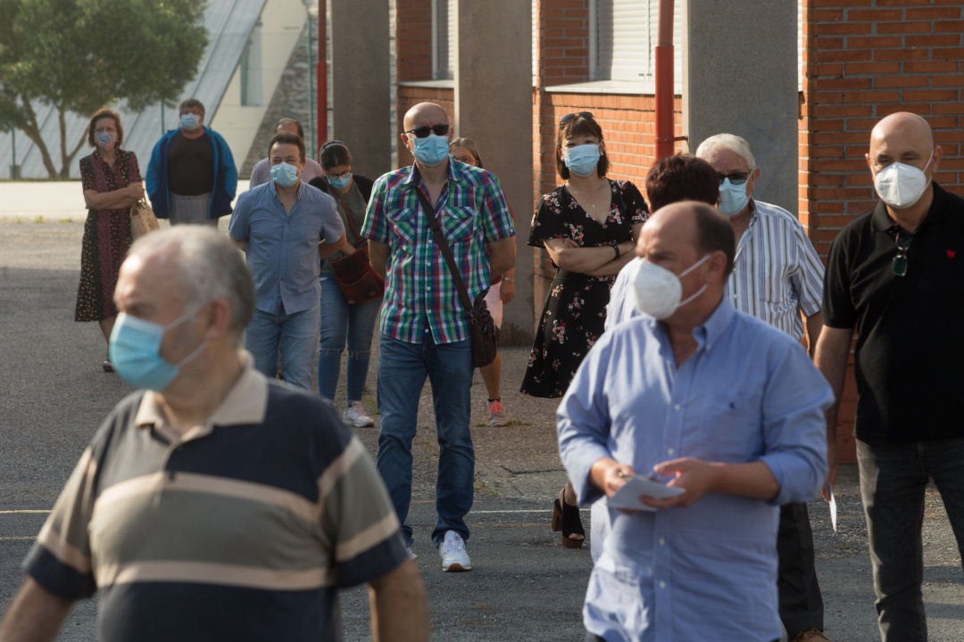 Varias personas hacen cola para votar en las elecciones autonómicas de Galicia en el Pabellón Os Castros de la población de Burela, en la comarca de A Mariña, Lugo, Galicia (España), a 12 de julio de 2020. Varias personas hacen cola para votar en las elecciones autonómicas de Galicia en el Pabellón Os Castros de la población de Burela, en la comarca de A Mariña, Lugo, Galicia (España), a 12 de julio de 2020.