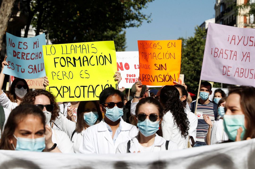 Los médicos internos residentes (MIR) muestran sus pancartas concentrados frente a la Consejería de Sanidad Los médicos internos residentes (MIR) muestran sus pancartas concentrados frente a la Consejería de Sanidad