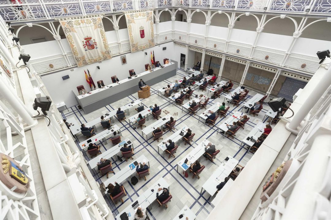 Imagen de una sesión plenaria en el patio de los Ayuntamientos Imagen de una sesión plenaria en el patio de los Ayuntamientos