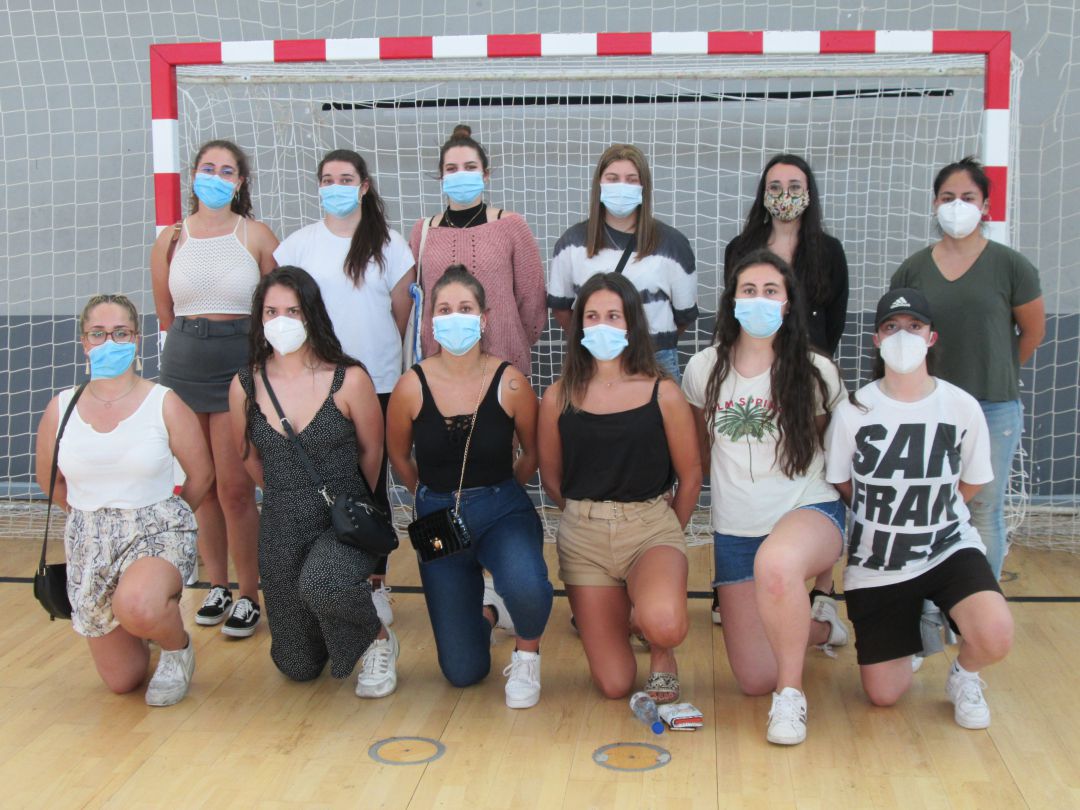 La nueva entrenadora (esquina superior derecha) con algunas de las jugadoras de la próxima temporada
La nueva entrenadora (esquina superior derecha) con algunas de las jugadoras de la próxima temporada