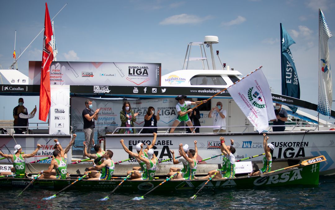 Los remeros de Hondarribia celebran con alegría y rabia su victoria en Zierbena Los remeros de Hondarribia celebran con alegría y rabia su victoria en Zierbena
