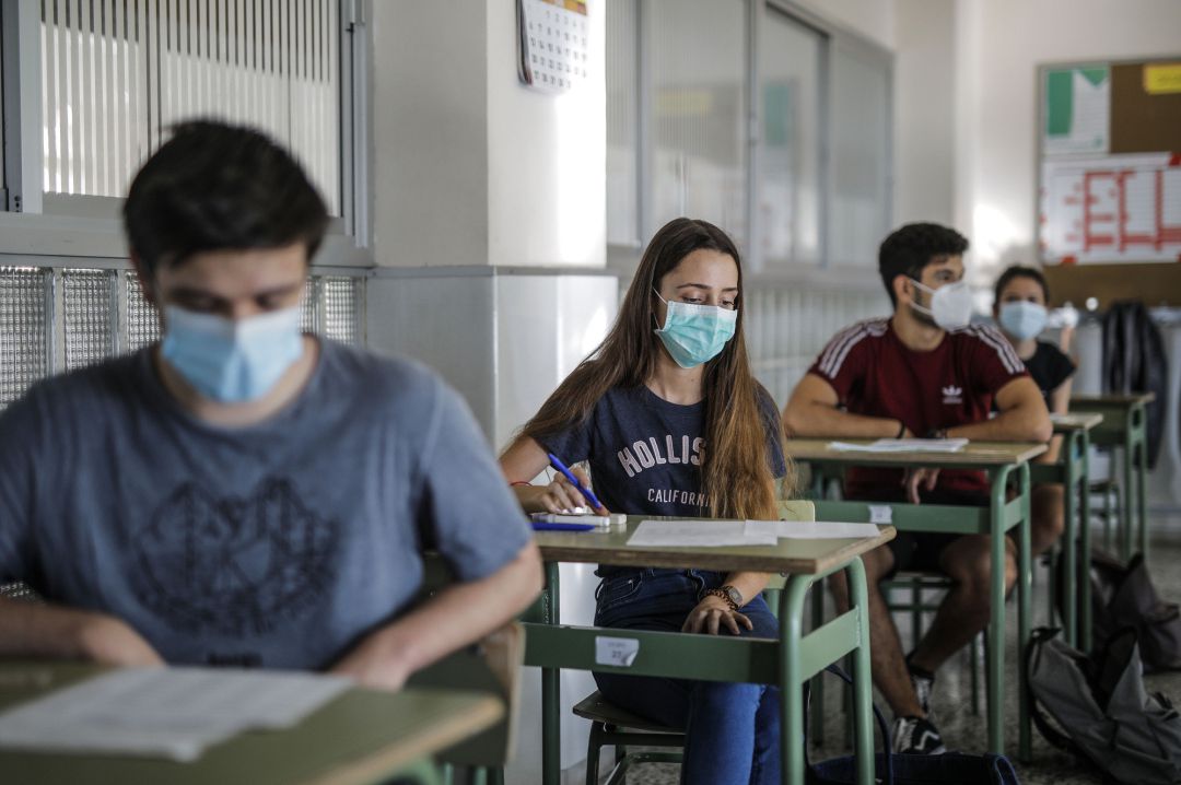 Estudiantes de bachillerato durante la realización de los exámenes Selectividad o Pruebas de Acceso a la Universidad (PAU), en Valencia, Comunidad Valenciana (España), a 7 de julio de 2020. Estudiantes de bachillerato durante la realización de los exámenes Selectividad o Pruebas de Acceso a la Universidad (PAU), en Valencia, Comunidad Valenciana (España), a 7 de julio de 2020.