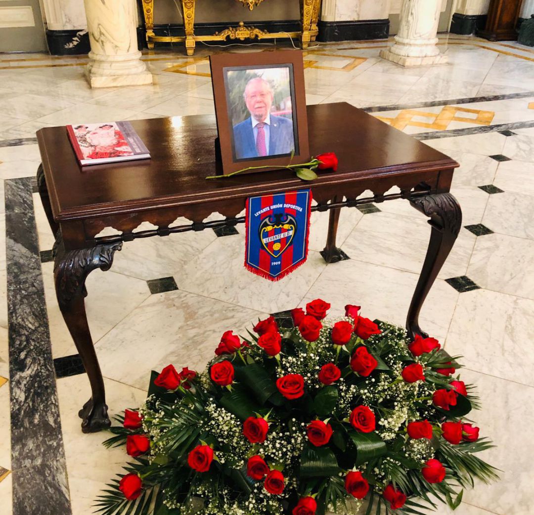 Libro de condolencias instalado en el Salón de Cristal en memoria de Ramón Vilar Libro de condolencias instalado en el Salón de Cristal en memoria de Ramón Vilar