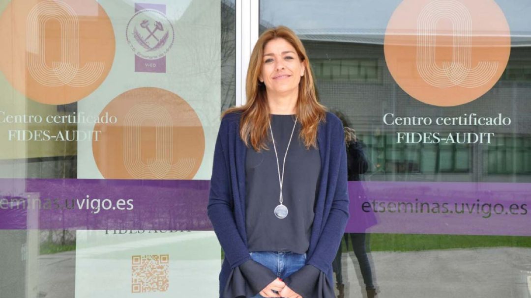 Natalia Caparrini delante de la Escola de Minas Natalia Caparrini delante de la Escola de Minas
