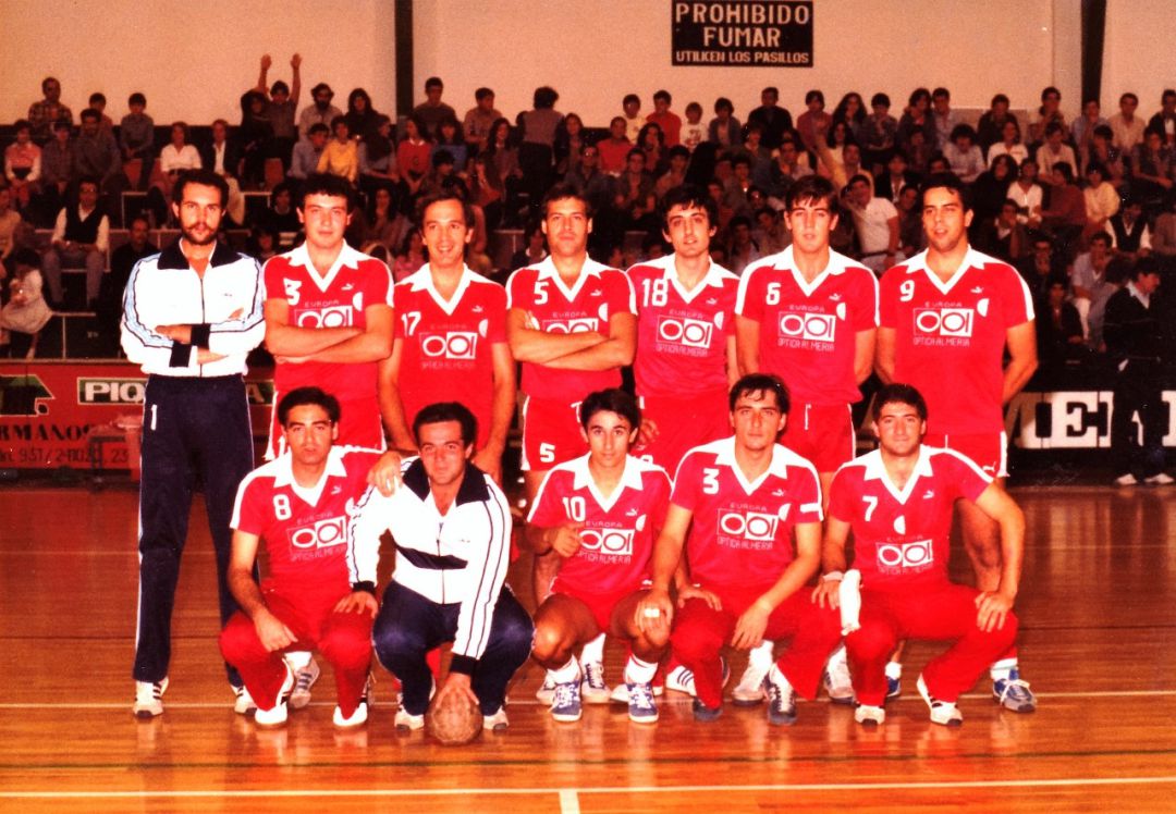 El 5 del Europa Óptica Almería con el equipo del ascenso a Primera. El 5 del Europa Óptica Almería con el equipo del ascenso a Primera.