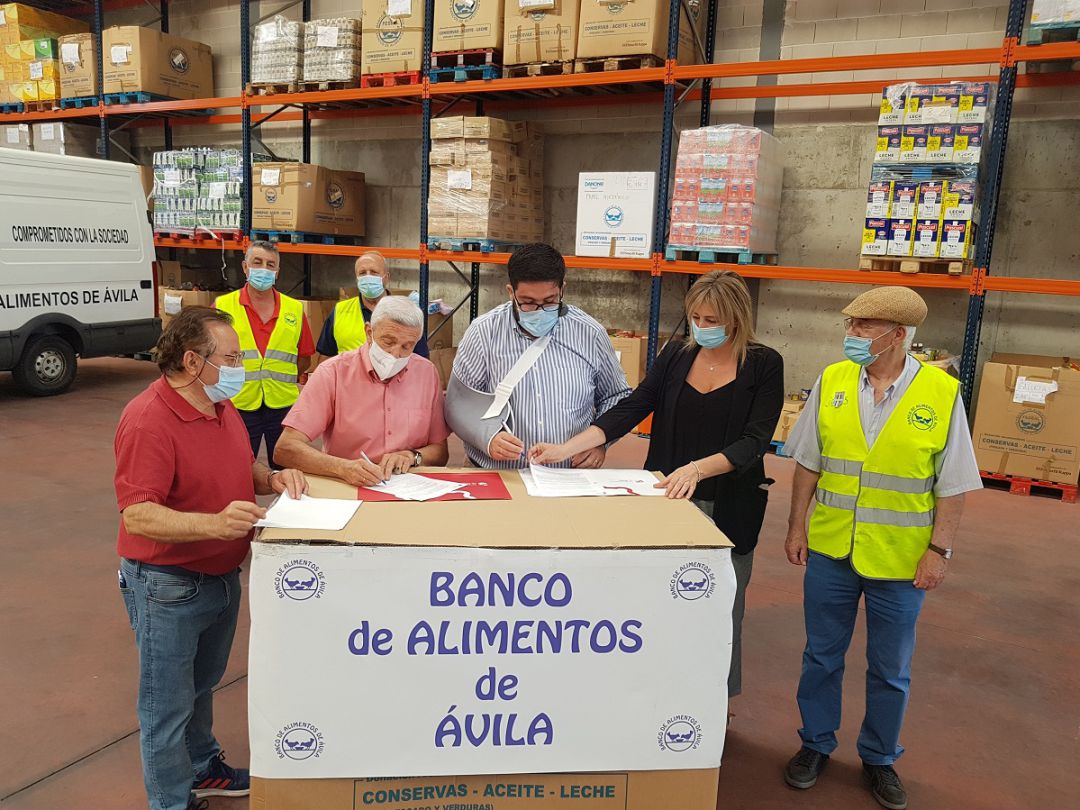 La firma del convenio ha tenido lugar en la nave del polígono de Vicolozano La firma del convenio ha tenido lugar en la nave del polígono de Vicolozano