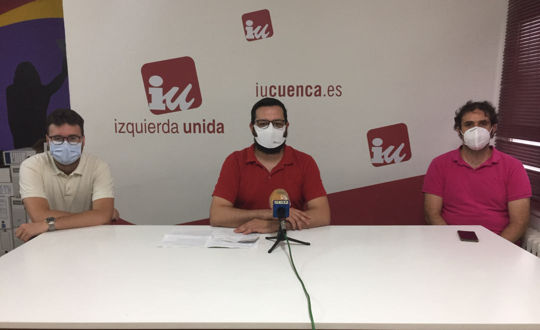 Martínez (centro) entre Medianero y el coordinador de IU en Cuenca, Pablo García Martínez (centro) entre Medianero y el coordinador de IU en Cuenca, Pablo García