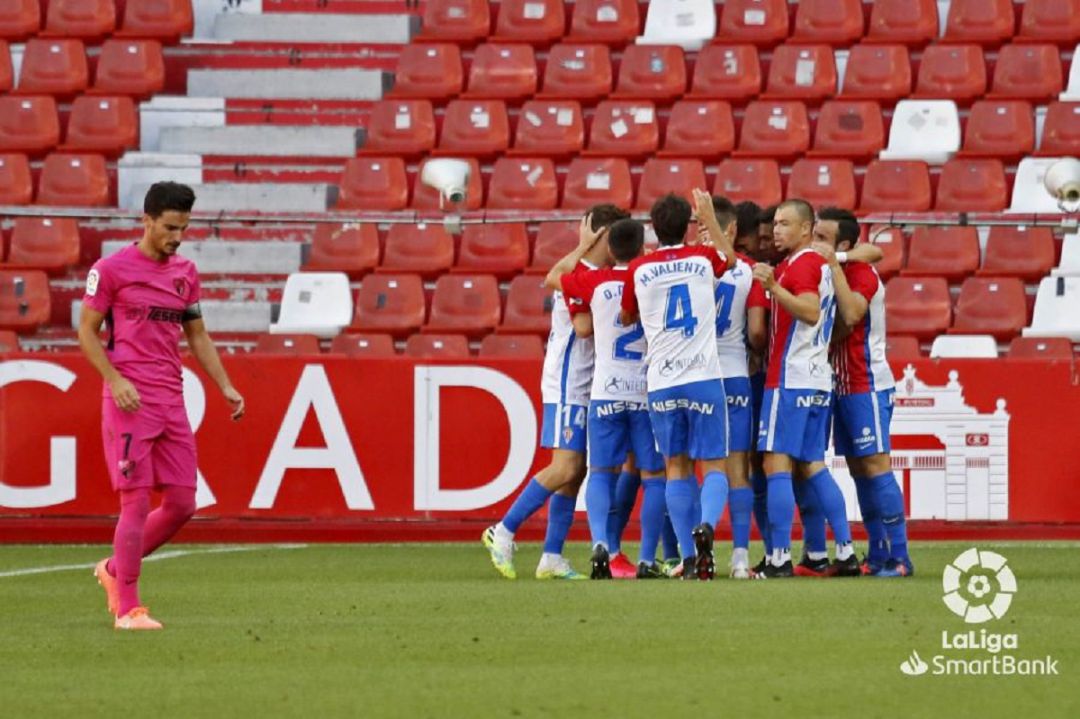 Los jugadores rojiblancos celebran el primer gol ante el Málaga Los jugadores rojiblancos celebran el primer gol ante el Málaga