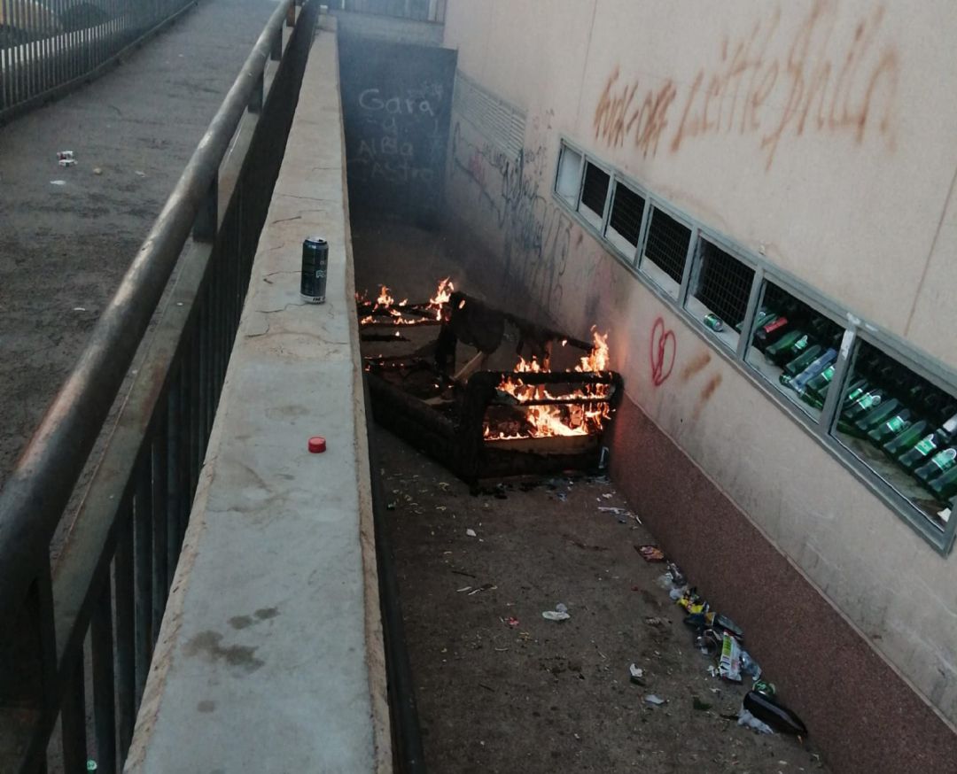 Sofá ardiendo junto al Palacio de los Deportes de Arrecife, en el barrio de Argana. Sofá ardiendo junto al Palacio de los Deportes de Arrecife, en el barrio de Argana.