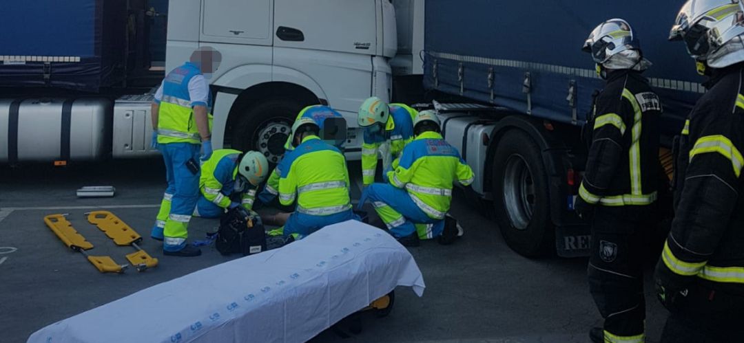 Los bomberos han tenido que rescatar al hombre atrapado entre dos camiones Los bomberos han tenido que rescatar al hombre atrapado entre dos camiones