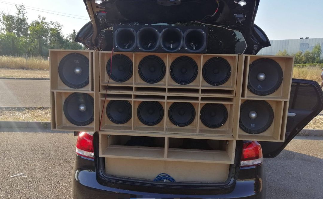 Equipos de música como este no pudieron entrar en el Recinto Ferial de la Peraleda por incumplir la normativa de potencia máxima Equipos de música como este no pudieron entrar en el Recinto Ferial de la Peraleda por incumplir la normativa de potencia máxima