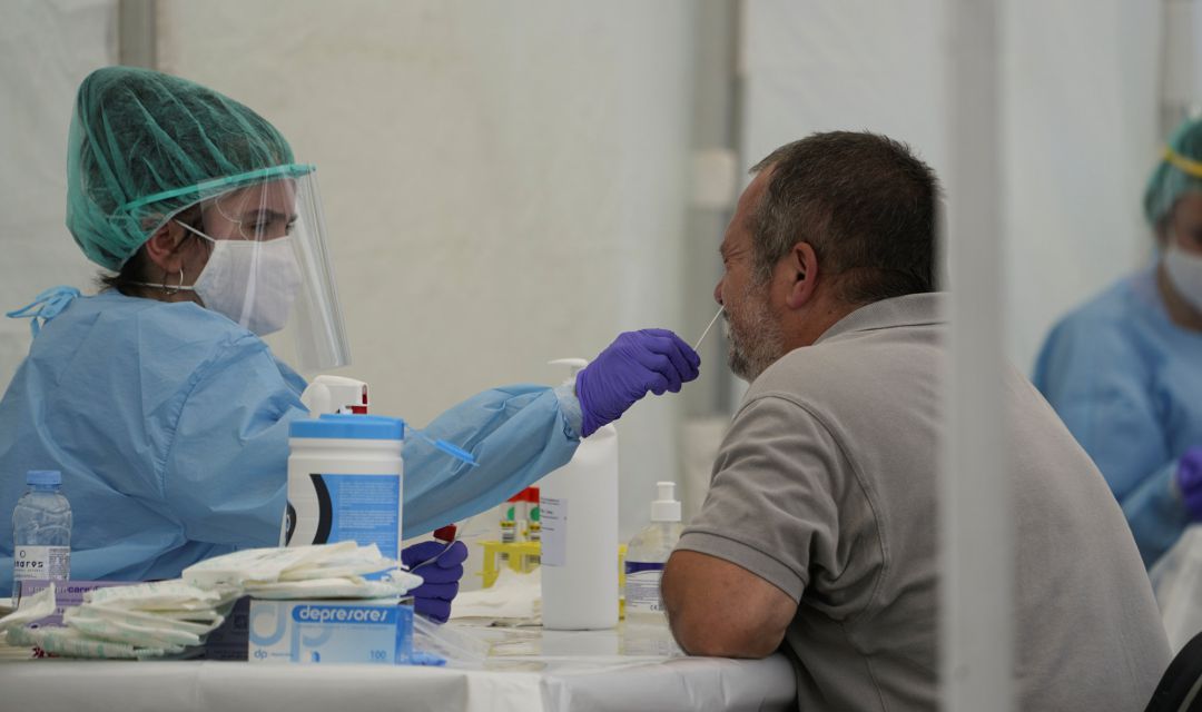 Una sanitaria realiza un test PCR a un vecino de Ordizia, el pasado 8 de julio. Una sanitaria realiza un test PCR a un vecino de Ordizia, el pasado 8 de julio.