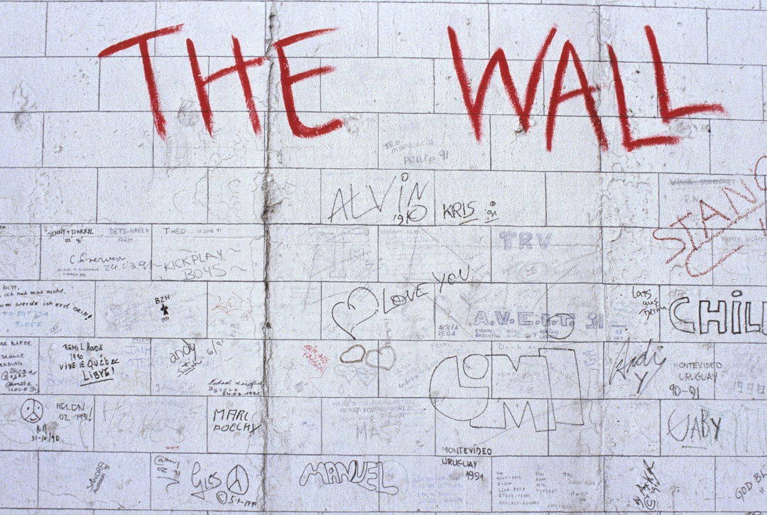 Pintada sobre el muro de Berlín en 1990 recordando The Wall, el disco de Pink Floyd Pintada sobre el muro de Berlín en 1990 recordando The Wall, el disco de Pink Floyd