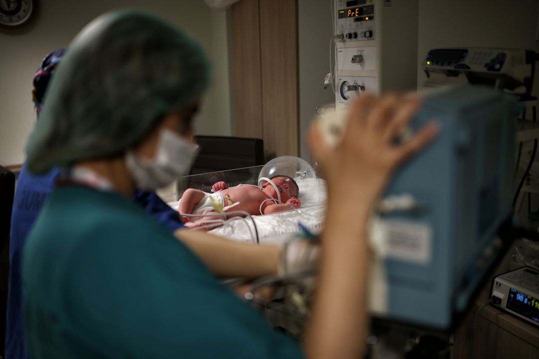 Un recién nacido es atendido por enfermeras en el hospital Un recién nacido es atendido por enfermeras en el hospital