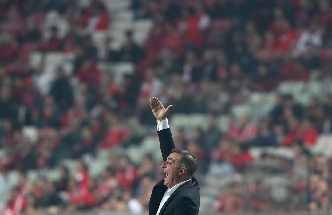 Carlos Carvalhal, en un partido entre Rio Ave y Benfica antes del parón por el coronavirus. Carlos Carvalhal, en un partido entre Rio Ave y Benfica antes del parón por el coronavirus.