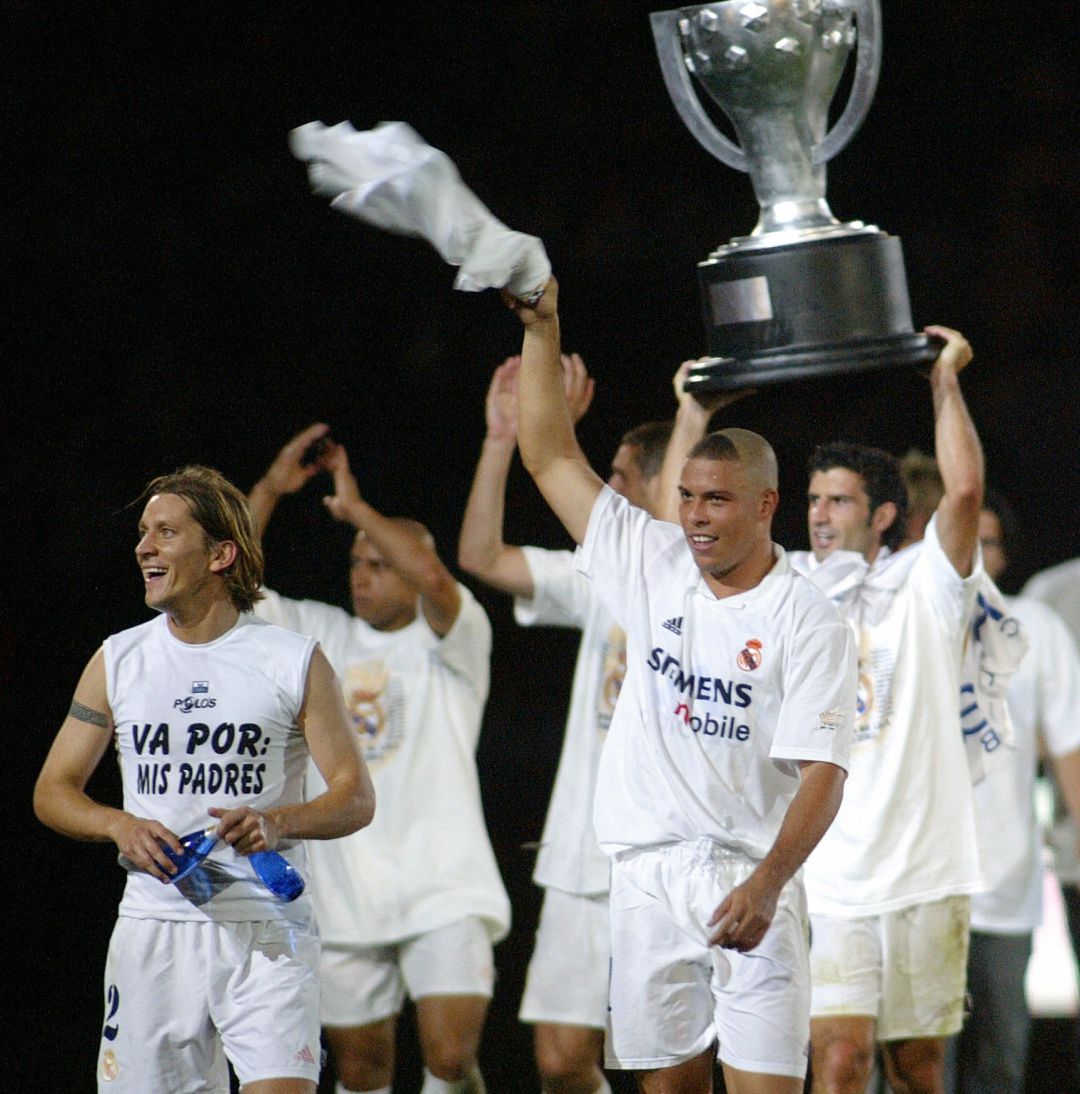 Algunos jugadores del Real Madrid celebran la liga ganada en la temporada 2002-2003 Algunos jugadores del Real Madrid celebran la liga ganada en la temporada 2002-2003