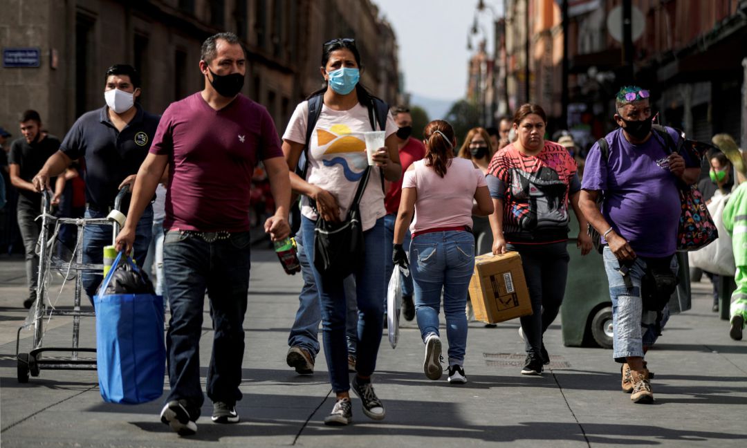 Gente paseando en las proximidades de la plaza del Zócalo en Ciudad de México. Gente paseando en las proximidades de la plaza del Zócalo en Ciudad de México.